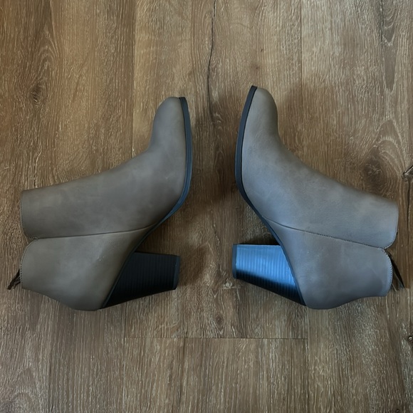 Women’s Tan/Gray Booties. Size 9.5. Charlotte Russe. - Picture 3 of 4